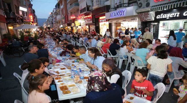 Karşıyaka Çarşı’da dev iftar buluşması