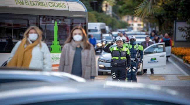 İzmir'de Dokuzu Beş Geçe Hayat Durdu