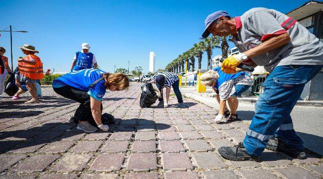 Karşıyaka’da çevre gönüllülerinden sahil temizliği