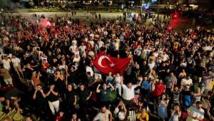 Milli Takım İzmirlileri sevince boğdu 