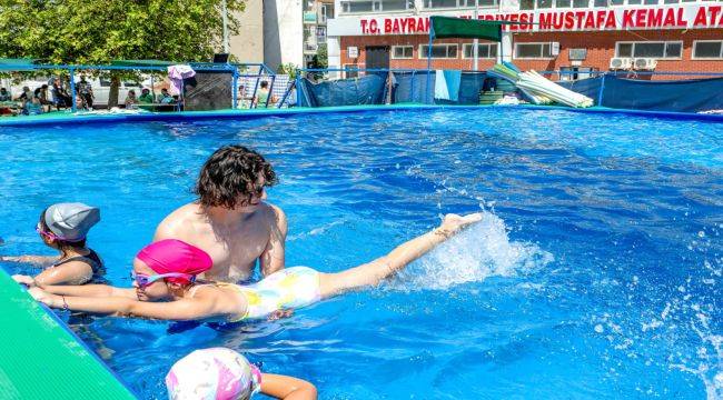 Bayraklı Belediyesi'nin yüzme kursuna büyük ilgi