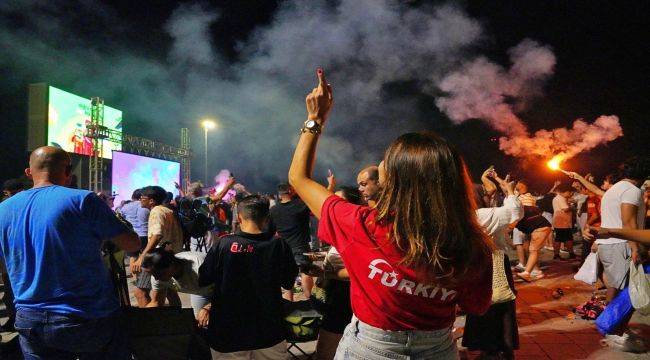 İzmir'in meydanlarında çeyrek final coşkusu