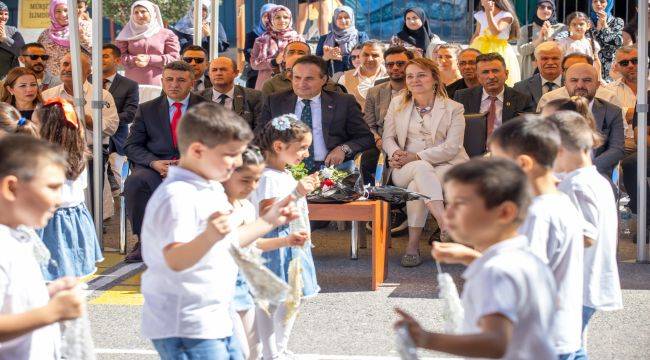 İlk ders zili hep birlikte çalındı