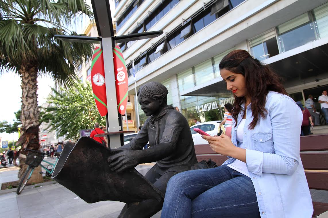 Karşıyaka sokaklarında ‘ücretsiz internet’ dönemi